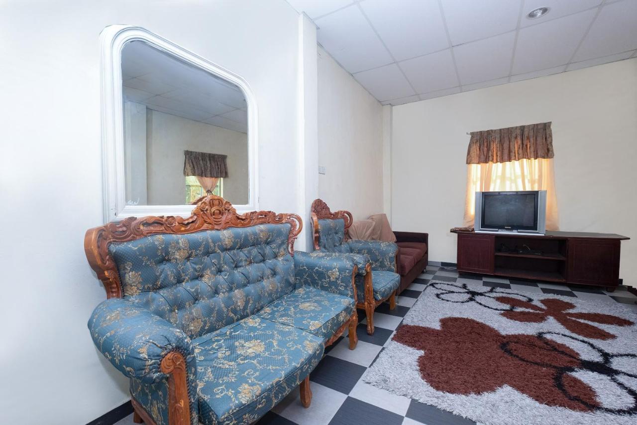 Oyo 89984 Noris Wang Homestay Lumut Exterior foto