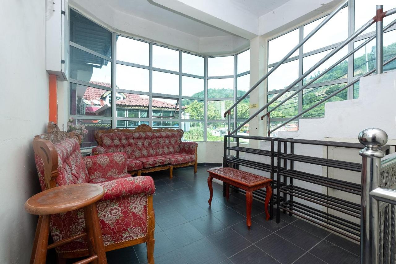 Oyo 89984 Noris Wang Homestay Lumut Exterior foto